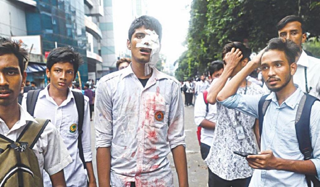 হাতে লাঠি মাথায় হেলমেট ‘ছাত্রলীগের’ হামলা শিক্ষার্থীদের ওপর