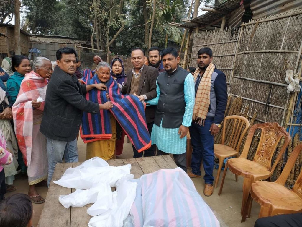 ঠাকুরগাঁও জেলা প্রশাসক ও উপজেলা নির্বাহী অফিসারের উদ্দ্যেগে বাস্তহারা লীগের কম্বল বিতরণ