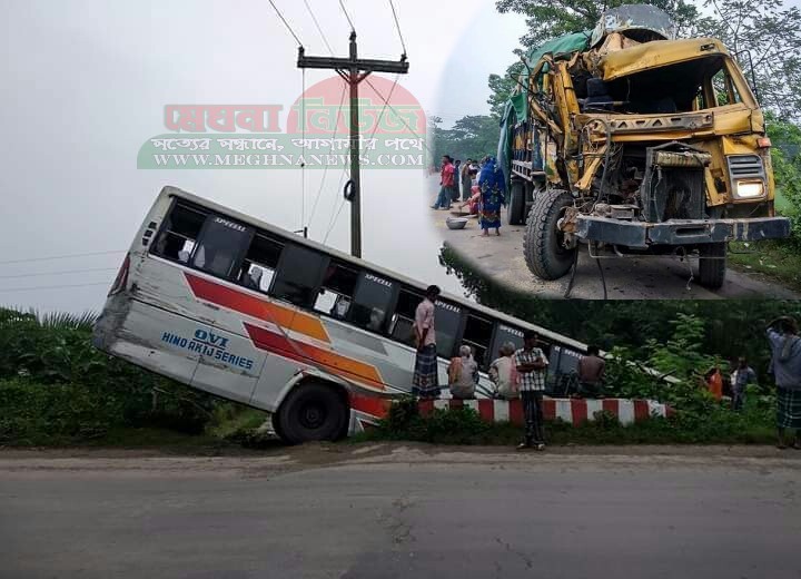 কুষ্টিয়ায় ধান বোঝাই ট্রাকের সাথে যাত্রীবাহী বাসের মুখোমুখি সংঘর্ষ : আহত-৫