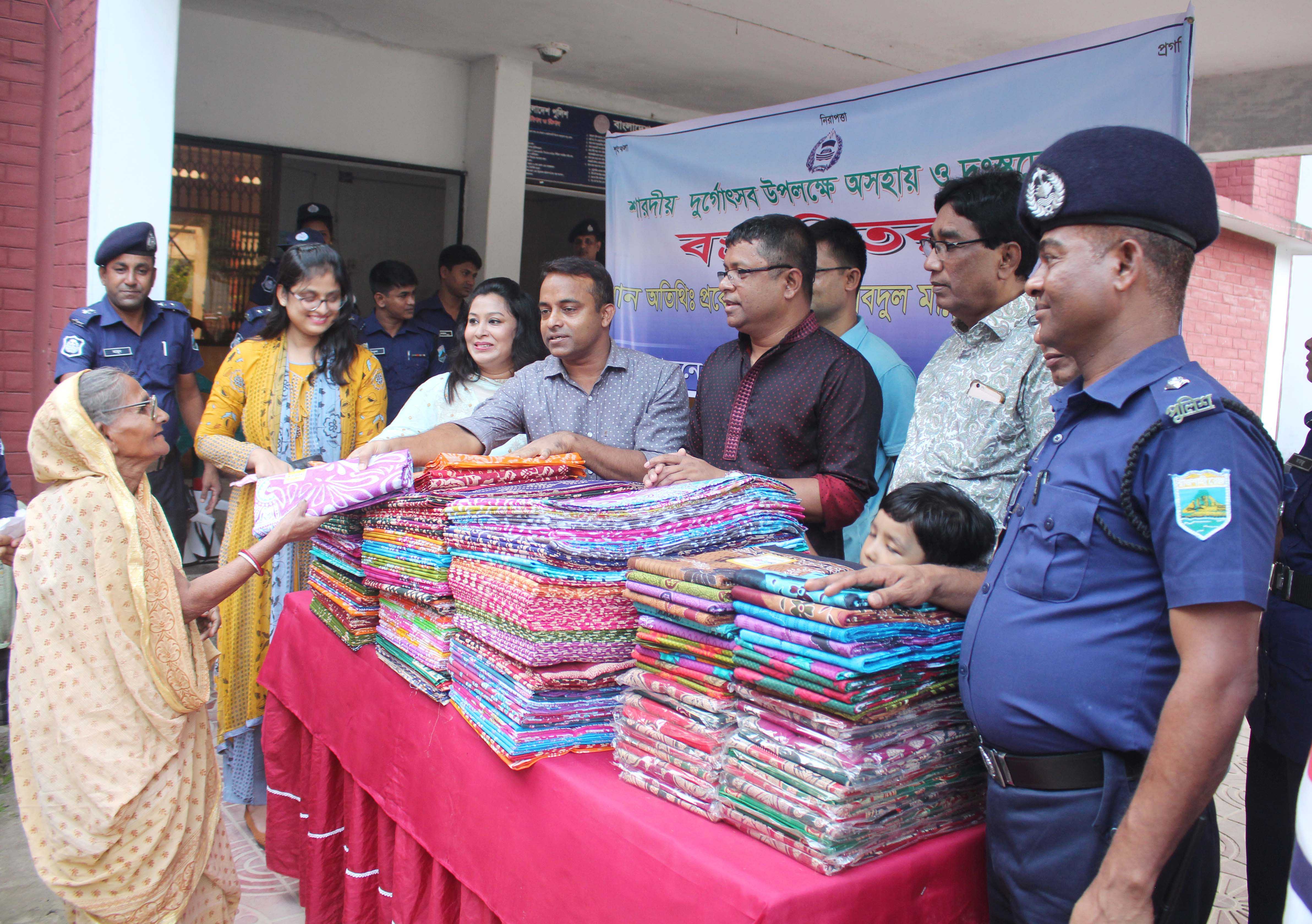 নওগাঁ সদর মডেল থানার উদ্যোগে শারদীয় দুর্গোৎসব উপলক্ষে বস্ত্র বিরতণ