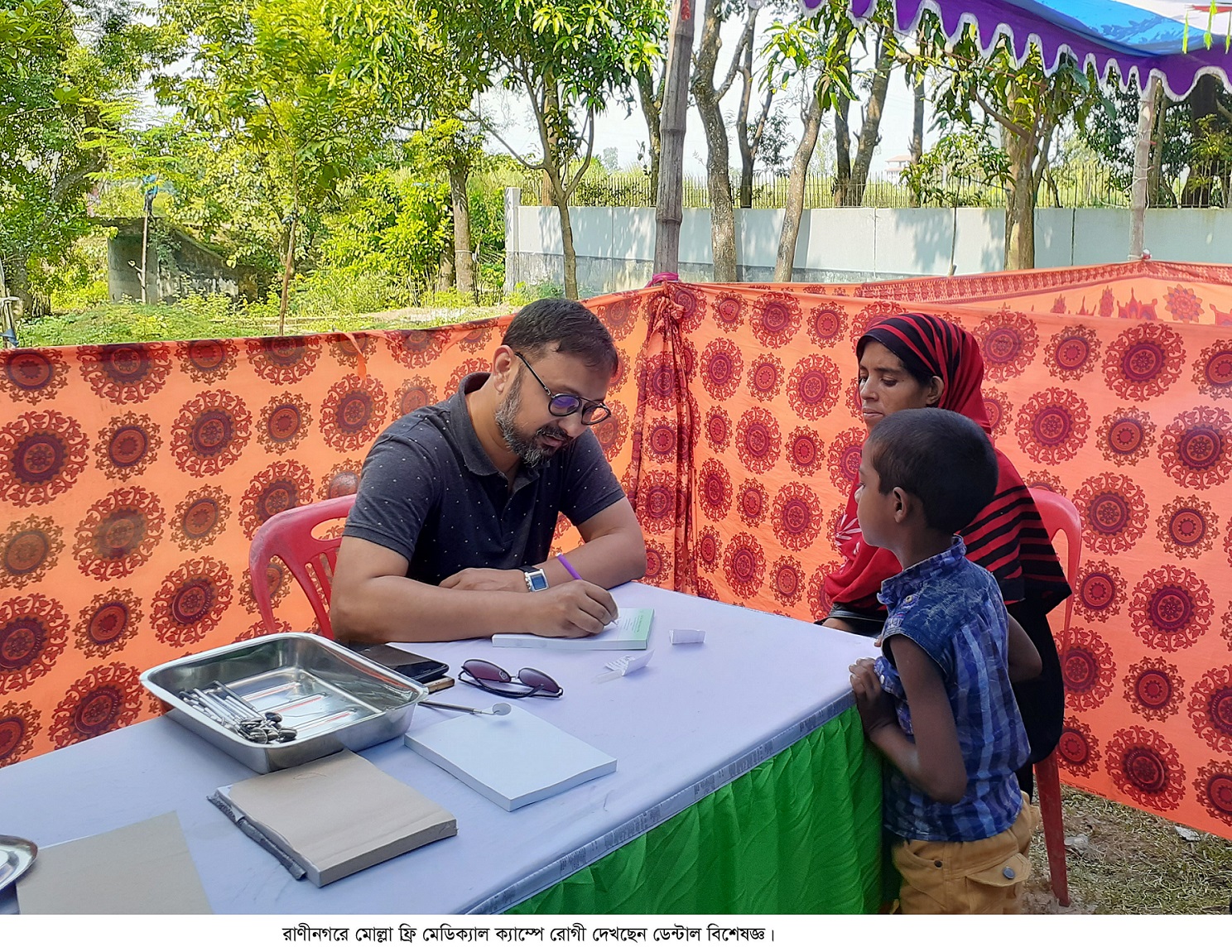 রাণীনগরে মোল্লা ফ্রি মেডিক্যাল এন্ড ডেন্টাল ক্যাম্পে রগই দেখছেন ডেন্টাল বিশেষজ্ঞ। ছবিঃ  এম এ ইউসুফ, নওগাঁ  প্রতিনিধি