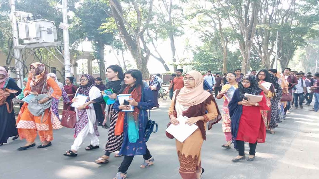 সোহরাবের হামলাকারীদের বিচার দাবিতে ‘বই হাতে’ প্রশাসন ভবন ঘেরাও