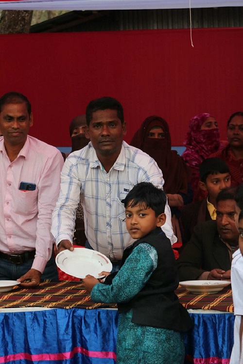 পুরষ্কার বিতরণ করছে অতিথিবৃন্দ