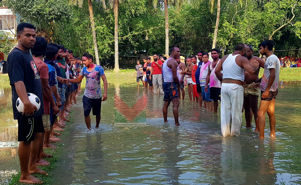 নওগাঁয় বিবাহিত-অবিবাহিত প্রীতি হান্ড ফুটবল খেলা অনুষ্ঠিত