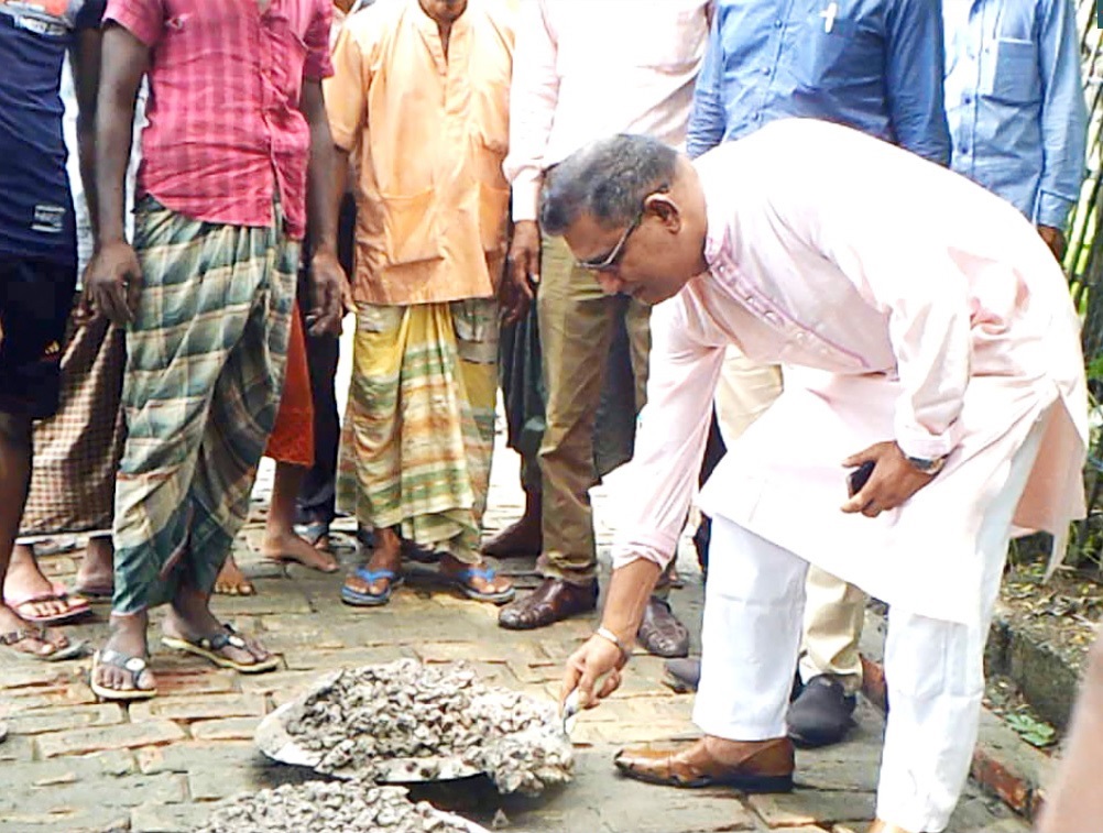 হাসিলকান্দি রাস্তার সিসি ঢালাই কাজের উদ্বোধন করেন উপজেলা পরিষদ চেয়ারম্যান জাহাঙ্গীর কবির।