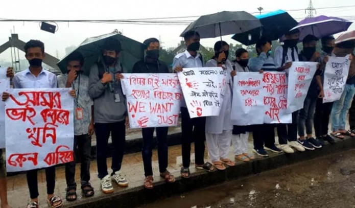 বৃষ্টি উপেক্ষা করে রামপুরায় শিক্ষার্থীদের অবস্থান