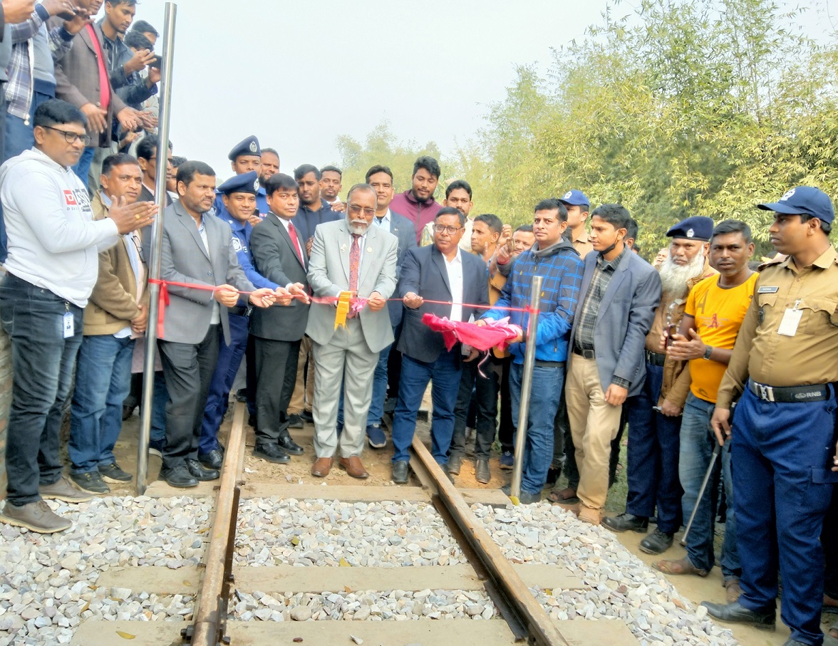 উলিপুরে রেলওয়ে স্টেশনের এপ্রোচ রোড ও কার পার্কিং এরিয়ার পুনঃনির্মাণ কাজের উদ্বোধন 