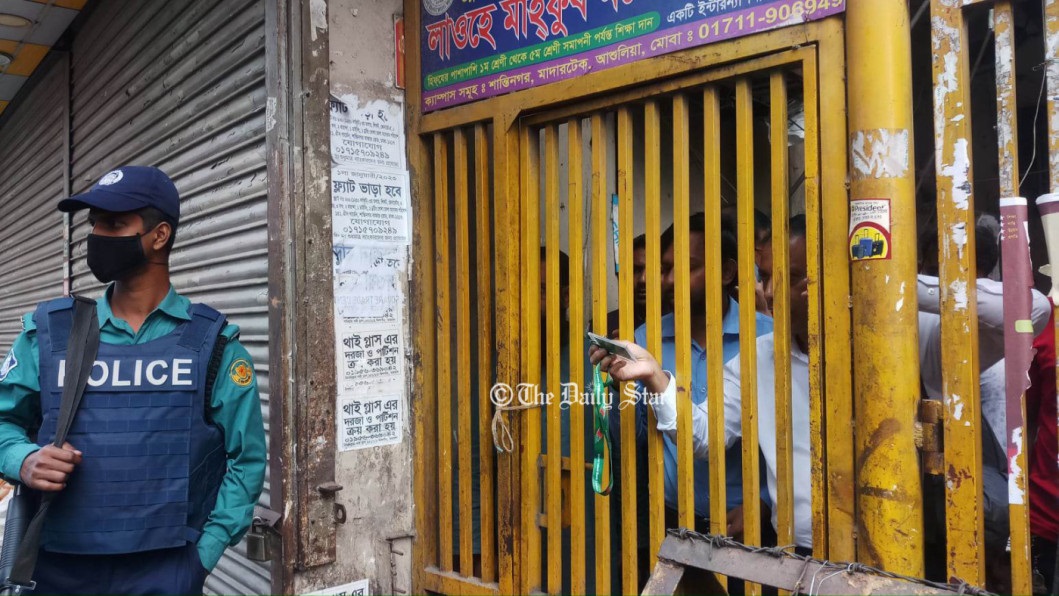 রাজধানীর নয়াপল্টনে বিএনপির কেন্দ্রীয় কার্যালয়ের সামনের রাস্তায় যান চলাচল বন্ধ করে দেওয়া হয়েছে। সেইসঙ্গে ওই সড়কে সংযুক্ত গলিগুলোও অবরুদ্ধ করে রেখেছে পুলিশ। ছবি: দ্যা ডেইলি স্টার অনলাইন