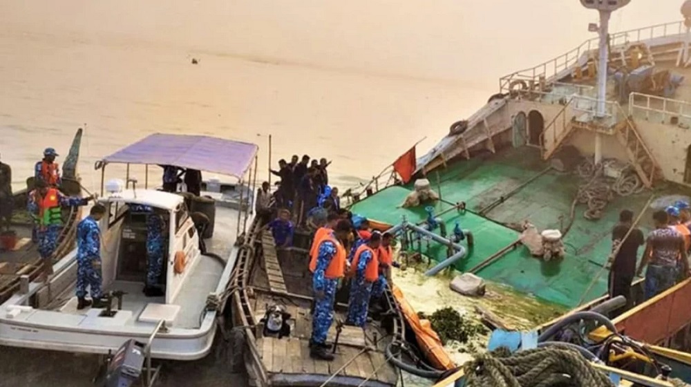 বালুবাহী বাল্কহেডের ধাক্কায় ১১ লাখ লিটার তেলসহ মেঘনা নদীতে জাহাজডুবি