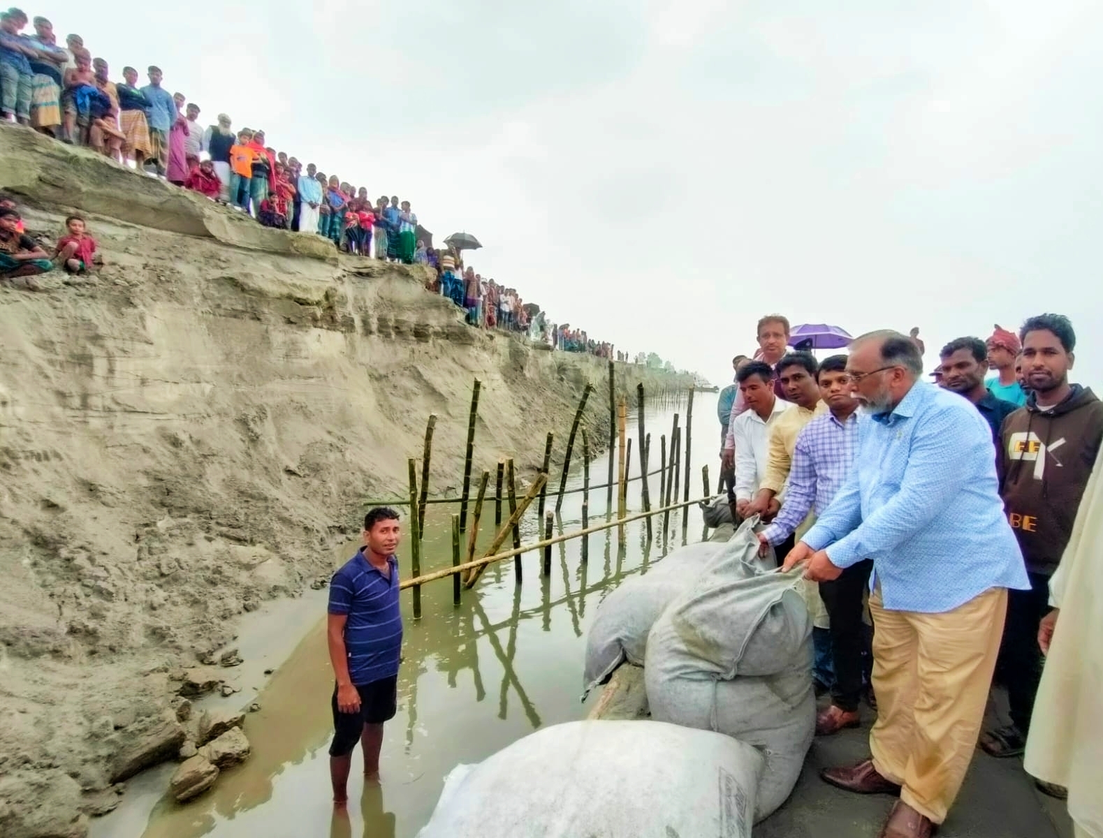 উলিপুরে ব্রহ্মপুত্র নদ ভাঙন রোধে বাঁশের বান্ডাল নির্মাণ কাজের উদ্বোধন