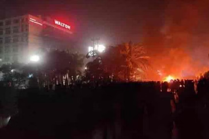 খাবারে ‘বিষক্রিয়ায়’ শ্রমিকের মৃত্যুর সংবাদে গাজীপুরের চন্দ্রায় প্রায় ৪ ঘণ্টা মহাসড়ক অবরোধ করে রাখেন ওয়ালটন হাইটেক ইন্ডাস্ট্রির শ্রমিকরা। ছবি: সংগৃহীত