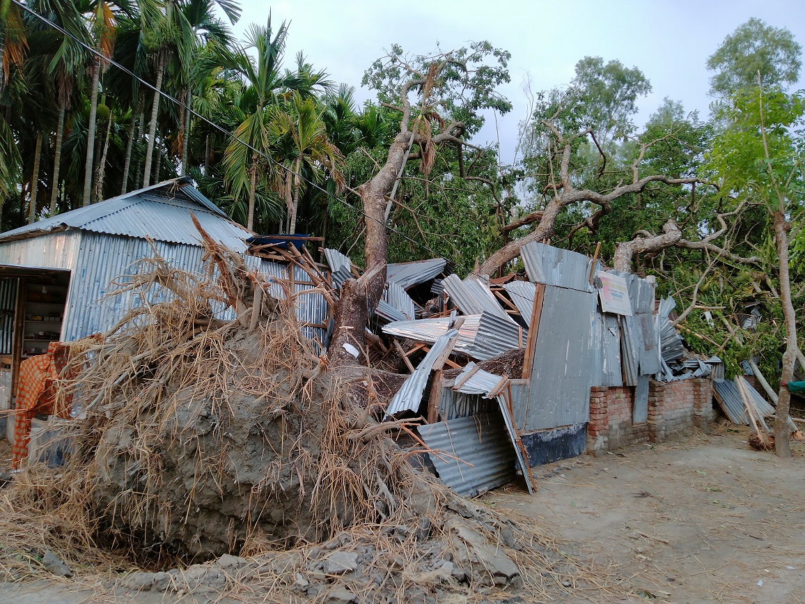 উলিপুরে হঠাৎ ঝড়ে লণ্ডভণ্ড ঘরবাড়ী