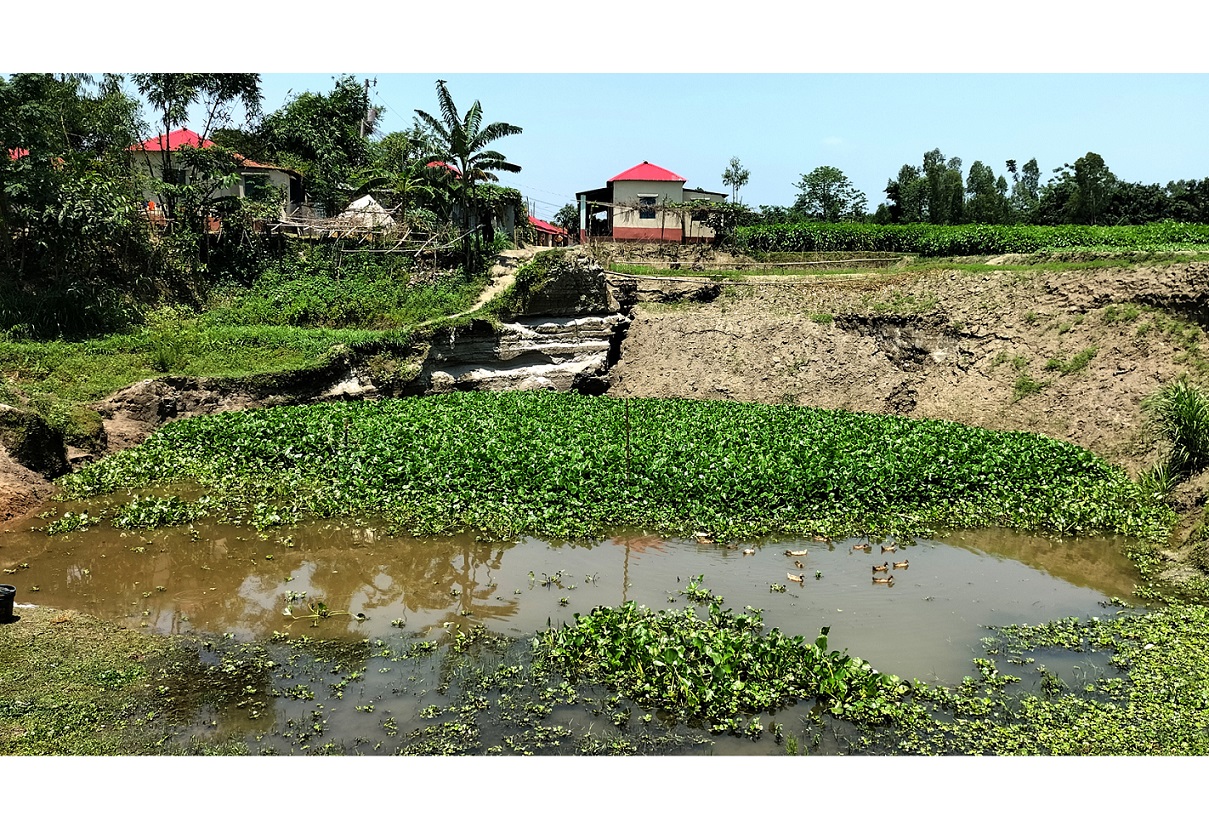 উপজেলার পূর্ব ছিলমানের পাড়া মৌজায় নবনির্মিত প্রধানমন্ত্রীর উপহারের ঘর এভাবেই ঝুঁকিপূর্ণ অবস্থায় রয়েছে।