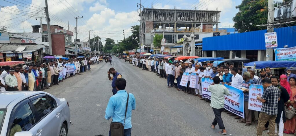 এমপিওভুক্ত শিক্ষা প্রতিষ্ঠান জাতীয়করণ ও বেতন বৈষম্য দূরীকরণের দাবিতে মানববন্ধন ও পথসভা করেছেন শিক্ষকরা