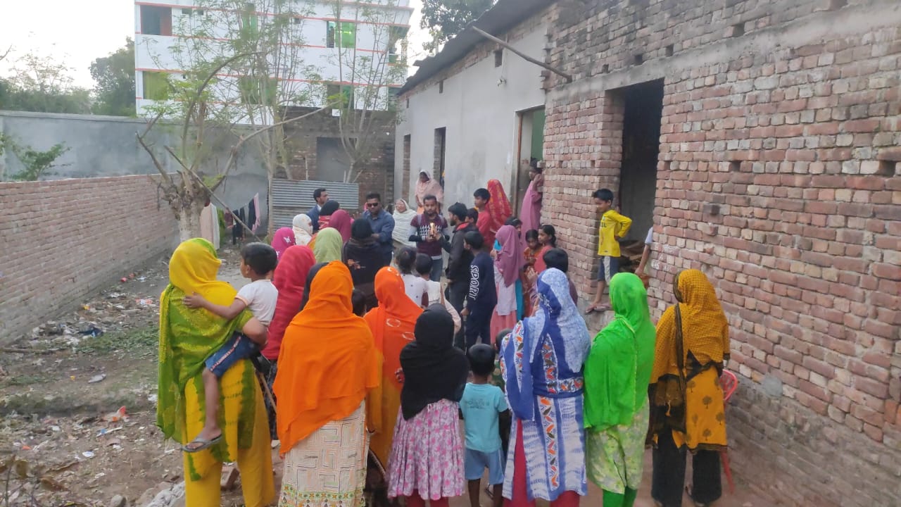 প্রধানমন্ত্রীর উপহারের ঘর ও চাকরি দেয়ার নামে লক্ষ লক্ষ টাকা প্রতারণা, বাড়ি ঘেরাও