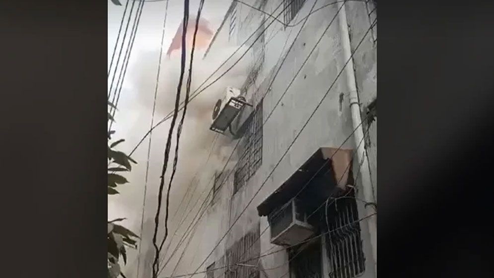 Fire breaks out in building in Purana Paltan