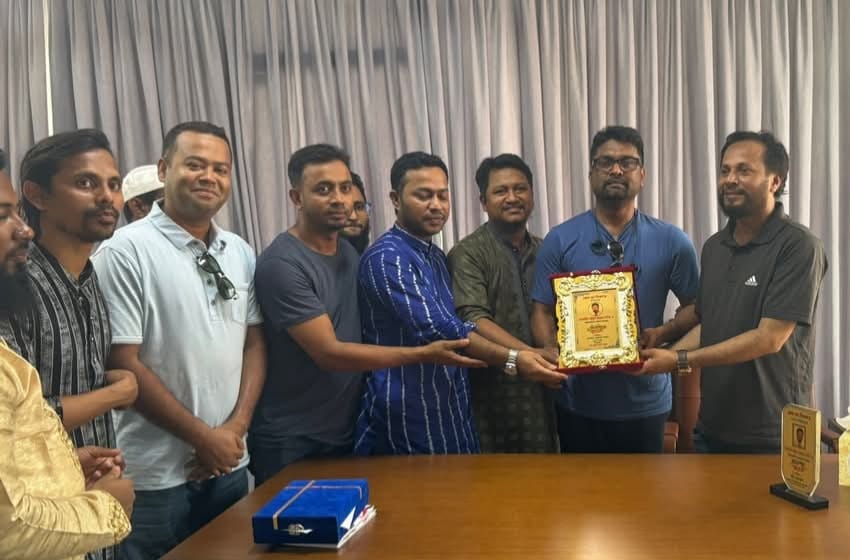 দাউদকান্দিতে ‘ফেস দ্যা পিপল’এর সম্পাদক সাইফুর সাগরকে সম্মাননা প্রদান
