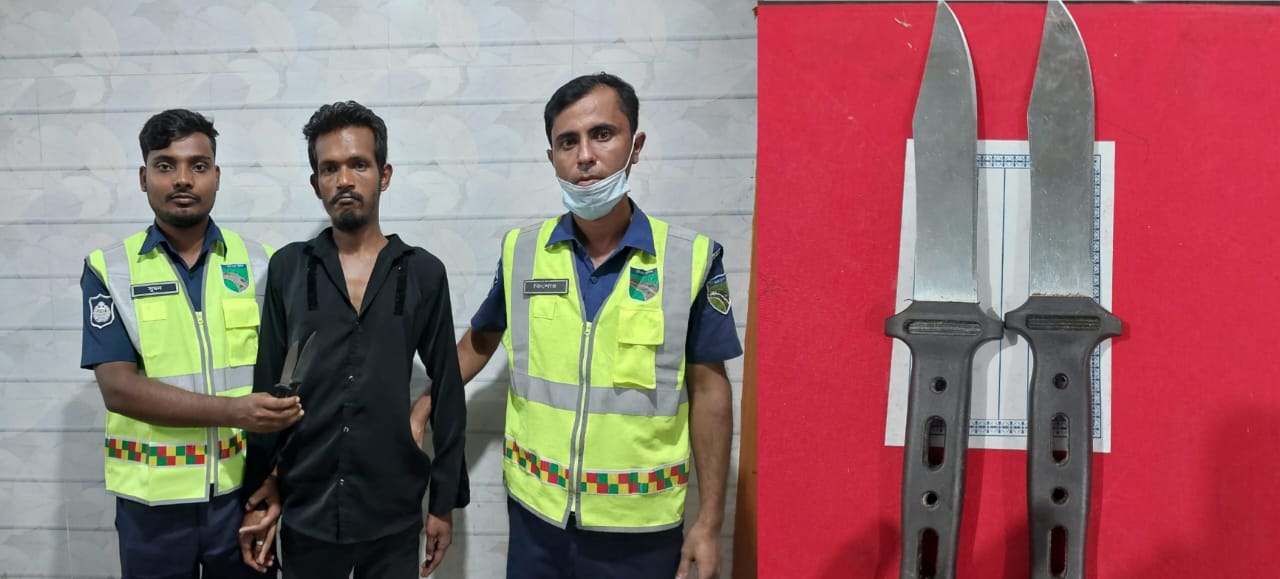 মহাসড়কে দুটি ছোরাসহ ছিনতাইকারী আটক