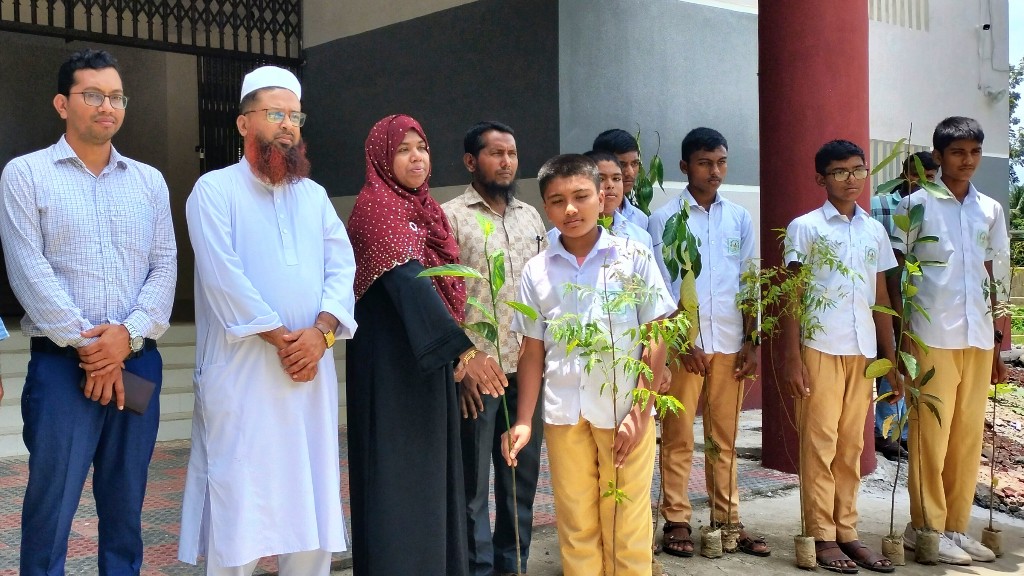 গৌরীপুরে শিক্ষার্থীদের মাঝে গাছের চারা বিতরণ