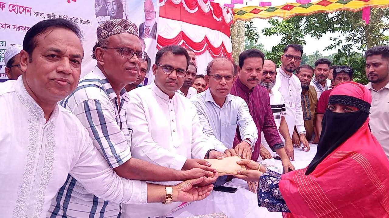 দাউদকান্দিতে তিন শহীদ পরিবারকে অনুদান দেন ড. মারুফ হোসেন