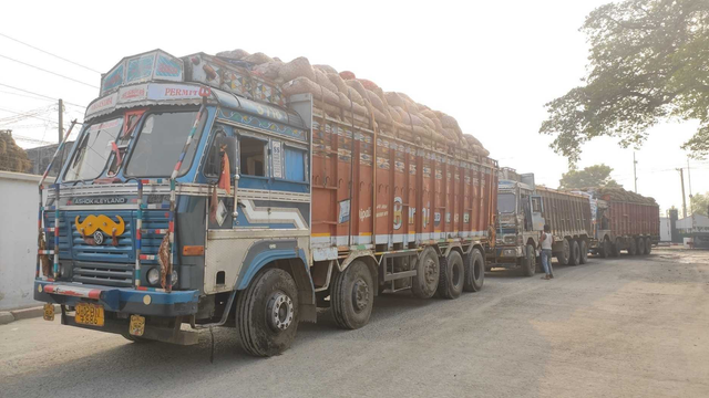 শাটডাউনে অচল চাঁপাইনবাবগঞ্জের সোনামসজিদ স্থলবন্দর