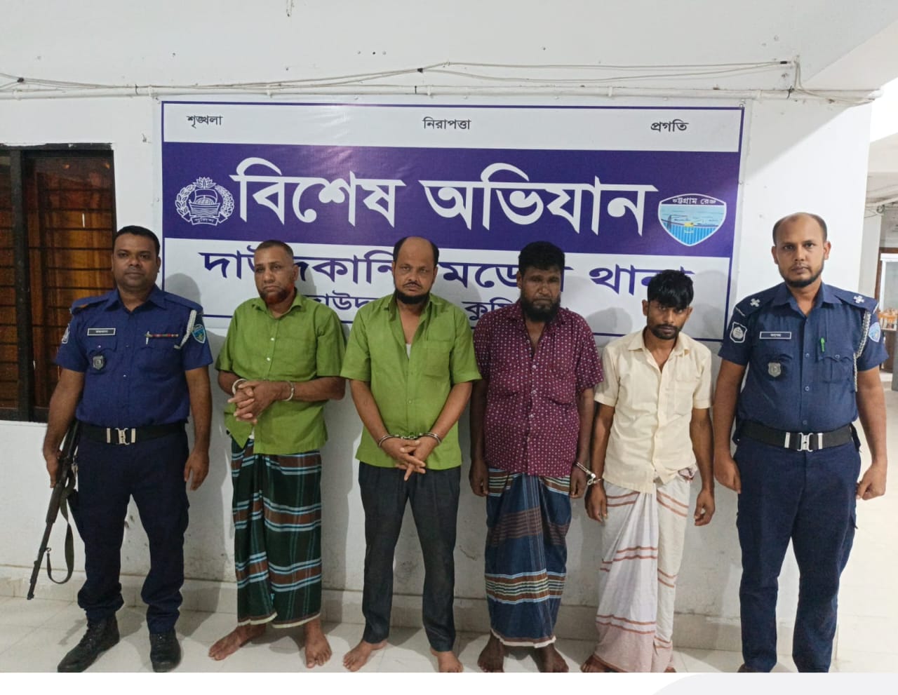 দাউদকান্দিতে মহাসড়কে গরুসহ আন্ত:জেলা চার ডাকাত গ্রেফতার