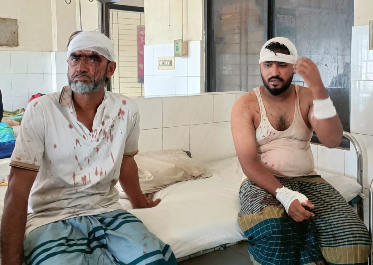 দাউদকান্দিতে জমিজমা নিয়ে প্রতিপক্ষকে হামলা: ছেলেসহ আহত: ৬, স্বর্ণ ও নগদ টাকা লুট
