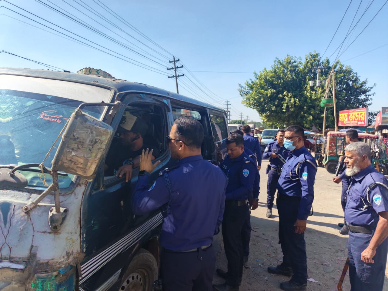 মানবতাবিরোধী অপরাধের দায়ে শেখ হাসিনার রায়কে কেন্দ্র করে আইনশৃঙ্খলা বাহিনীর কঠোর সতর্কতা