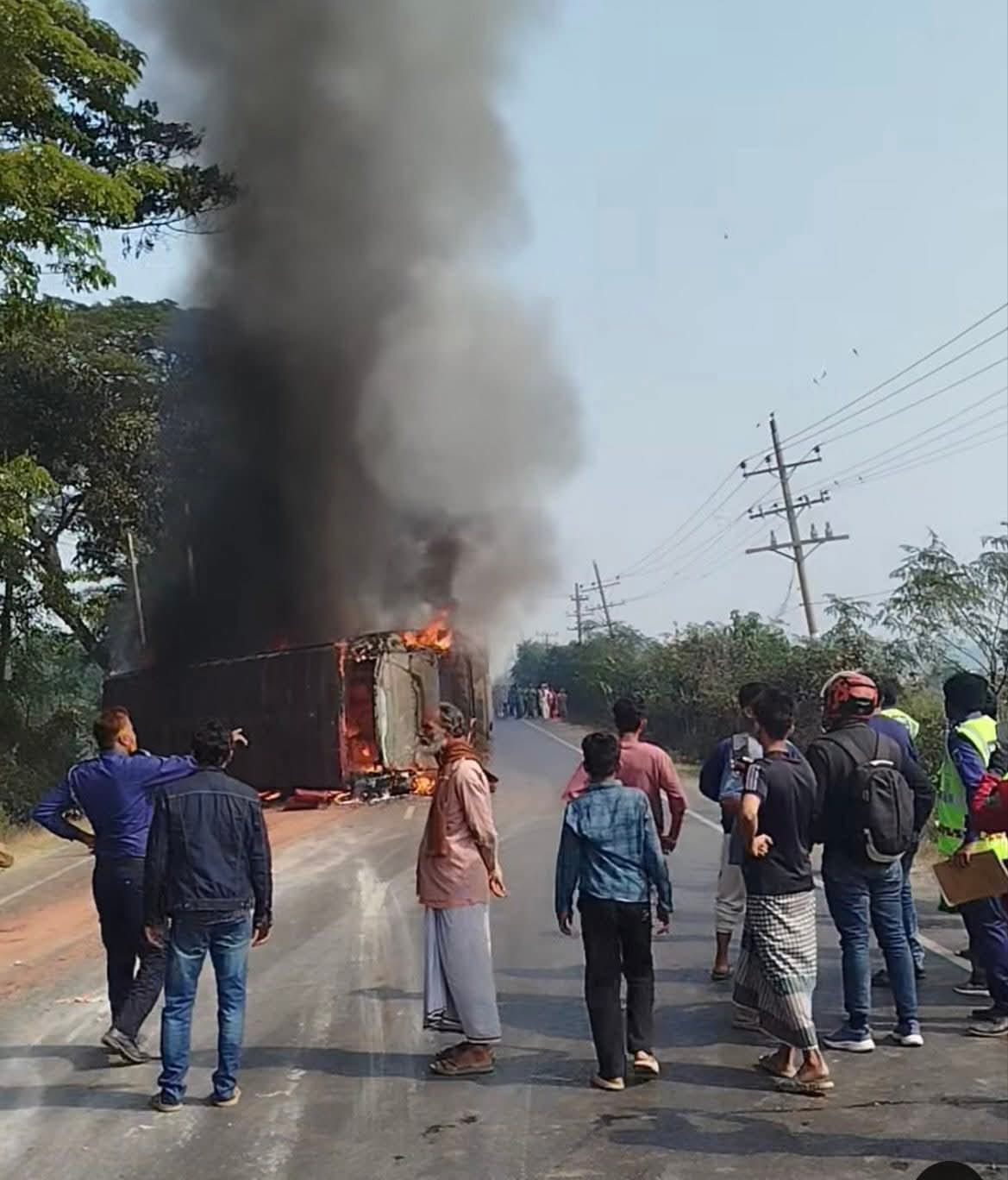 ঢাকা-চট্টগ্রাম মহাসড়কে ত্রিমুখী সংঘর্ষে অগ্নিকাণ্ডে দগ্ধ হয়ে নিহত ৪, আহত ২০