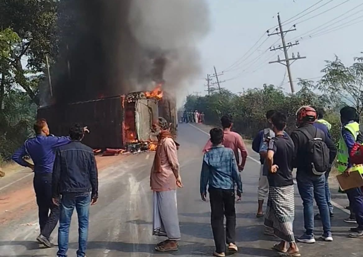 ঢাকা-চট্টগ্রাম মহাসড়কে ত্রিমুখী সংঘর্ষে অগ্নিকাণ্ডে দগ্ধ হয়ে নিহত ৪, আহত ২০