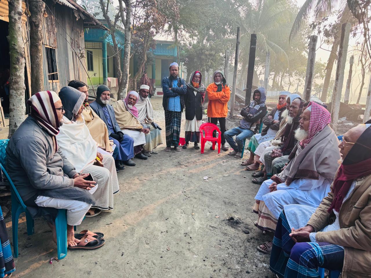 অগ্নিকাণ্ডে নিঃস্ব দুই পরিবার : পাশে দাঁড়াল জামায়াতে নেতা ইঞ্জিনিয়ার আরিফ