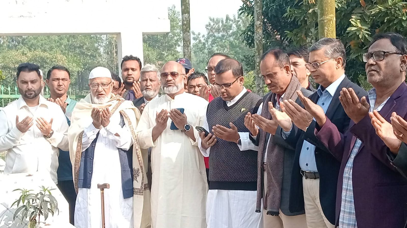 বাবা-মায়ের কবর জিয়ারত করে বিএনপি প্রার্থী ড. মোশাররফ হোসেনের প্রচারণা শুরু