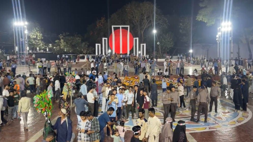 কেন্দ্রীয় শহীদ মিনারে জনতার ঢল