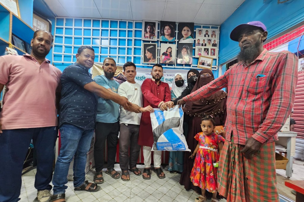 দাউদকান্দিতে শতাধিক অসহায় পরিবারের মুখে হাসি ফোটাল দাউবি এসএসসি-২০০২ ব্যাচ