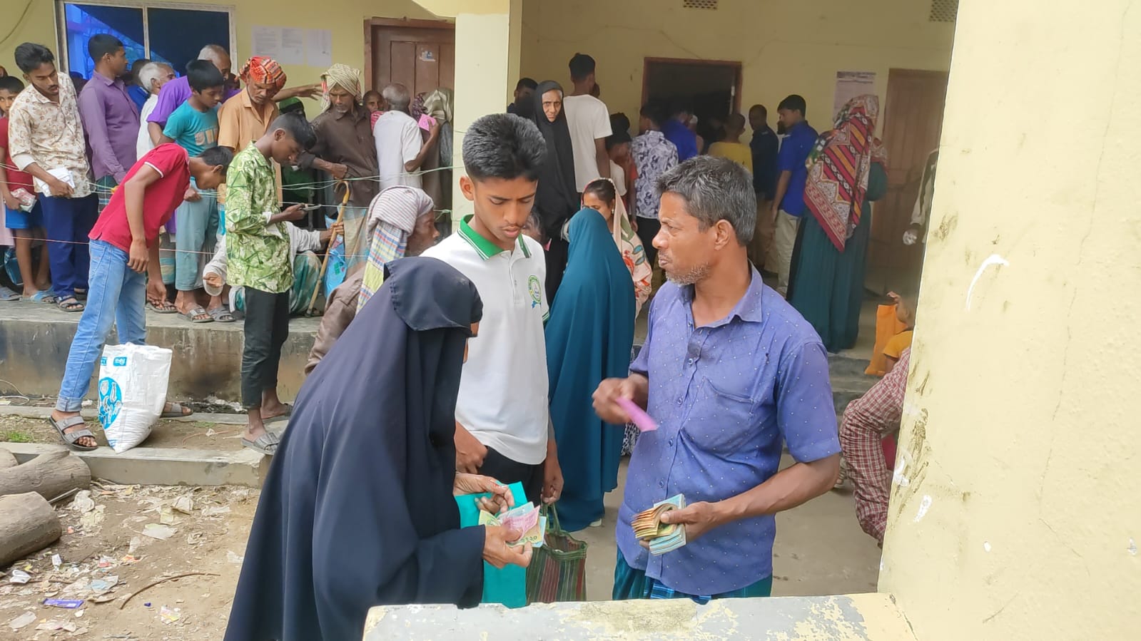 গৌরীপুরে গরিবের চাল সচ্ছলদের কবজায়, ‘ঘরে লয়, দুয়ারে বেচে’