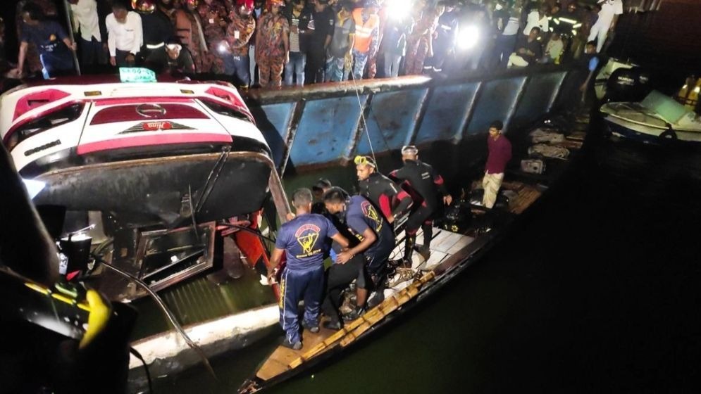 পদ্মার বুকে নীরব আর্তনাদ : বাসডুবিতে প্রাণহানি বেড়ে ২৪