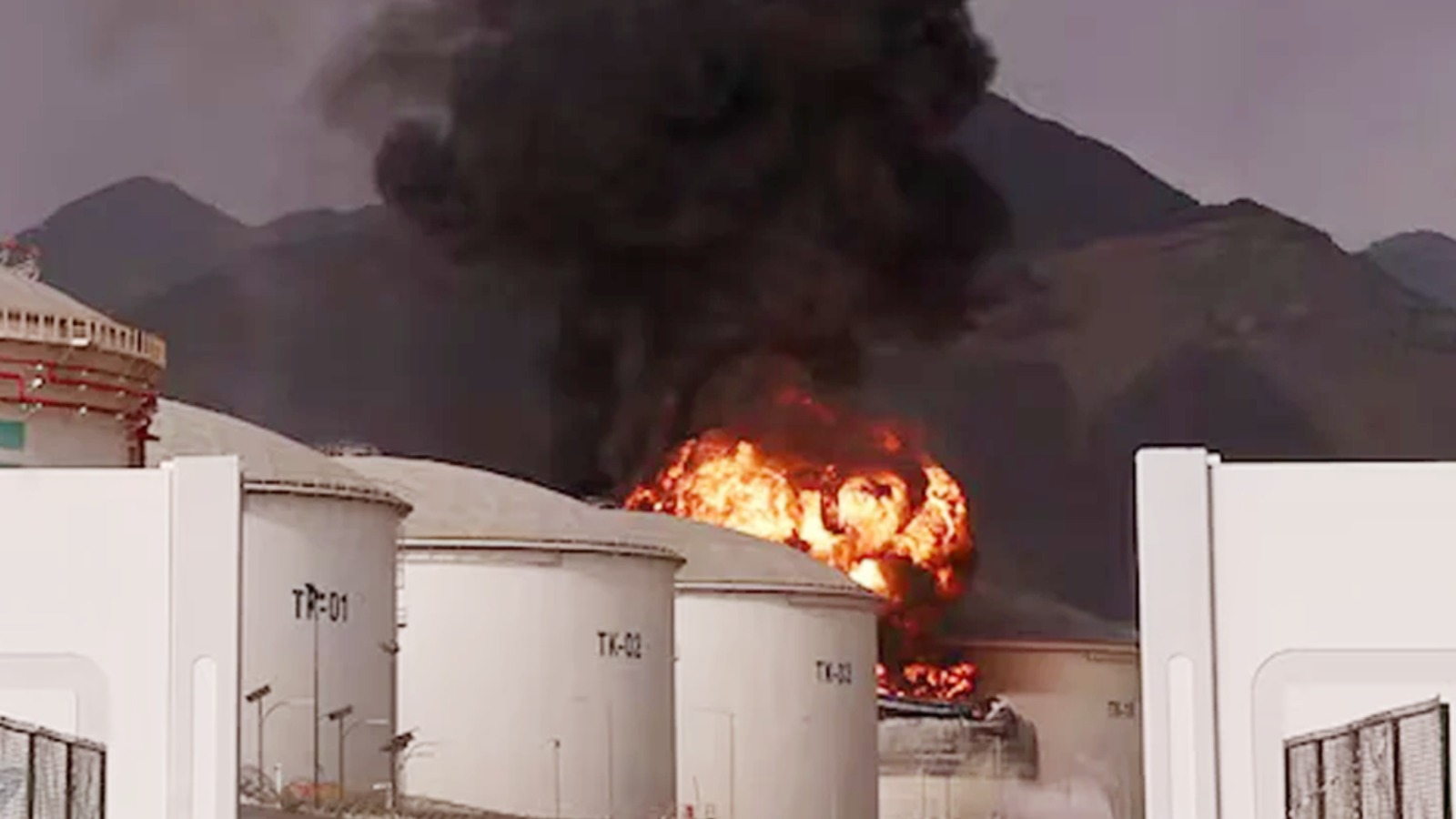 আরব আমিরাতে ইরানের ক্ষেপণাস্ত্র-ড্রোন হামলা: শিল্পাঞ্চলে আগুন, আতঙ্কে উপসাগর