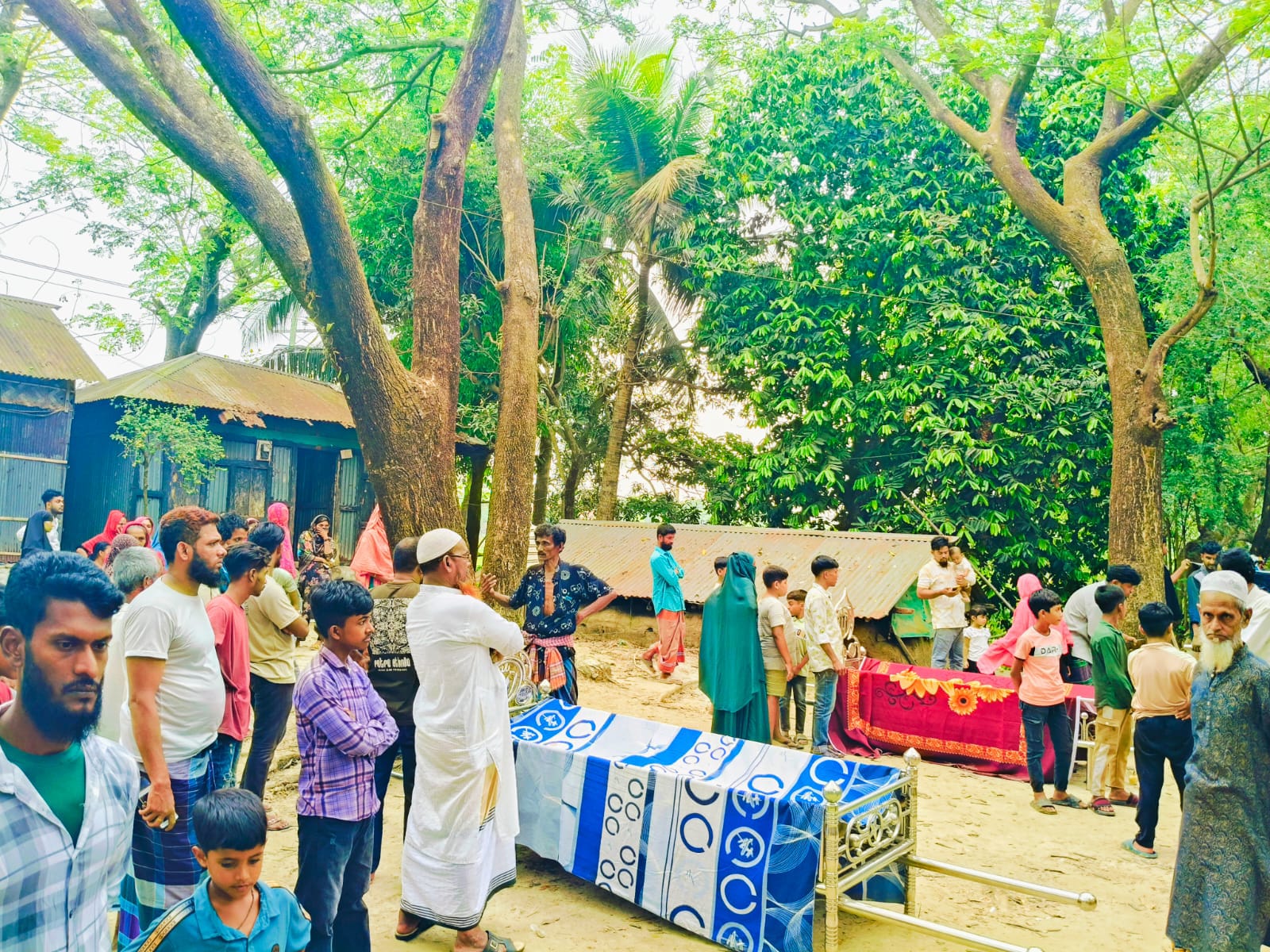 লেংটার মেলা থেকে বাড়ি ফেরার পথে দাউদকান্দিতে সড়ক দুর্ঘটনায় নিহত ২,আহত ৩