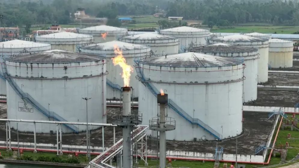 দেশীয় কোম্পানির ট্যাংকার ভরা তেল, তবু পাম্পে সংকট : বিপিসির সিদ্ধান্তে প্রশ্ন