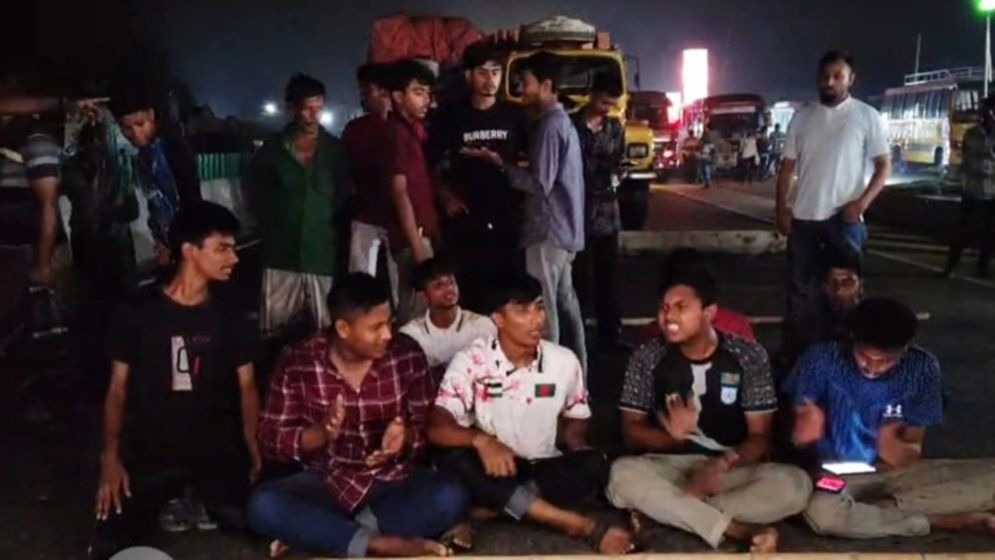 প্রবেশপত্র না পেয়ে মহাসড়কে শিক্ষার্থীদের বিক্ষোভ, রাতে সমাধানের আশ্বাস