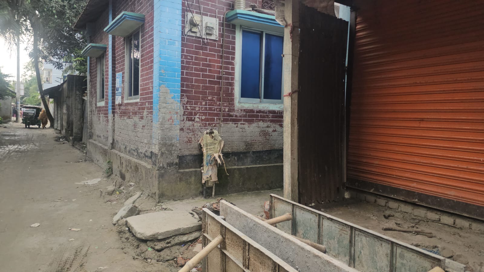 দাউদকান্দি পৌরসভার দক্ষিণ সতানন্দীতে ড্রেন নির্মাণ কাজ, বাধায় থমকে আছে শেষ অংশ