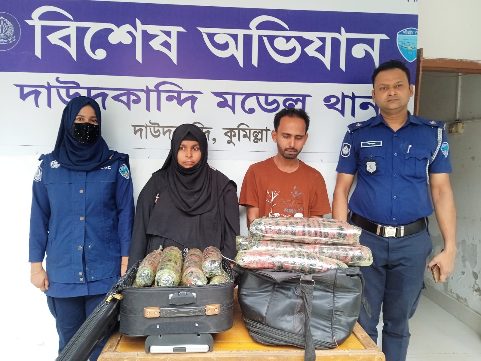 দাউদকান্দিতে ১৮ কেজি গাঁজাসহ নারীসহ দুই মাদক ব্যবসায়ী গ্রেফতার