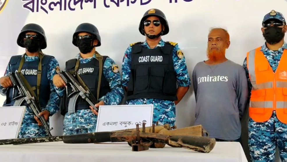 সুন্দরবনে কোস্টগার্ডের অভিযান, অস্ত্রসহ আটক ‘মেজ জাহাঙ্গীর বাহিনী’র প্রধান