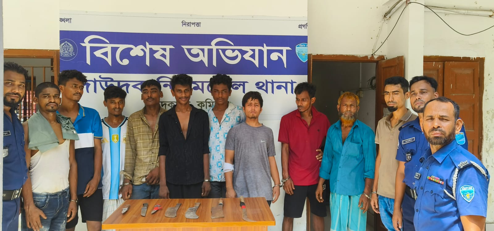 দাউদকান্দিতে পৃথক অভিযানে ডাকাত দলের ৭ সদস্যসহ ১০ জন গ্রেপ্তার