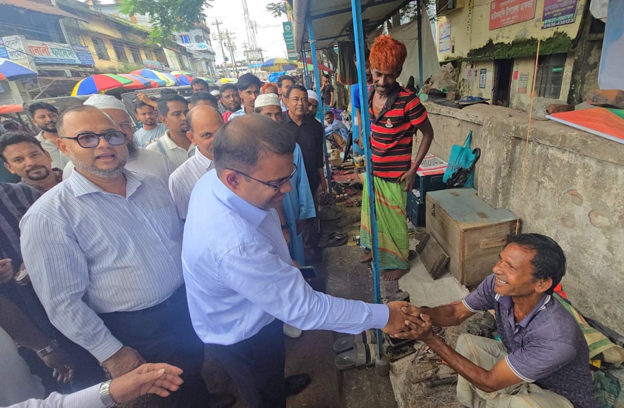 দাউদকান্দিতে মুচি সম্প্রদায়ের খোঁজখবর নিলেন ড. খন্দকার মারুফ হোসেন