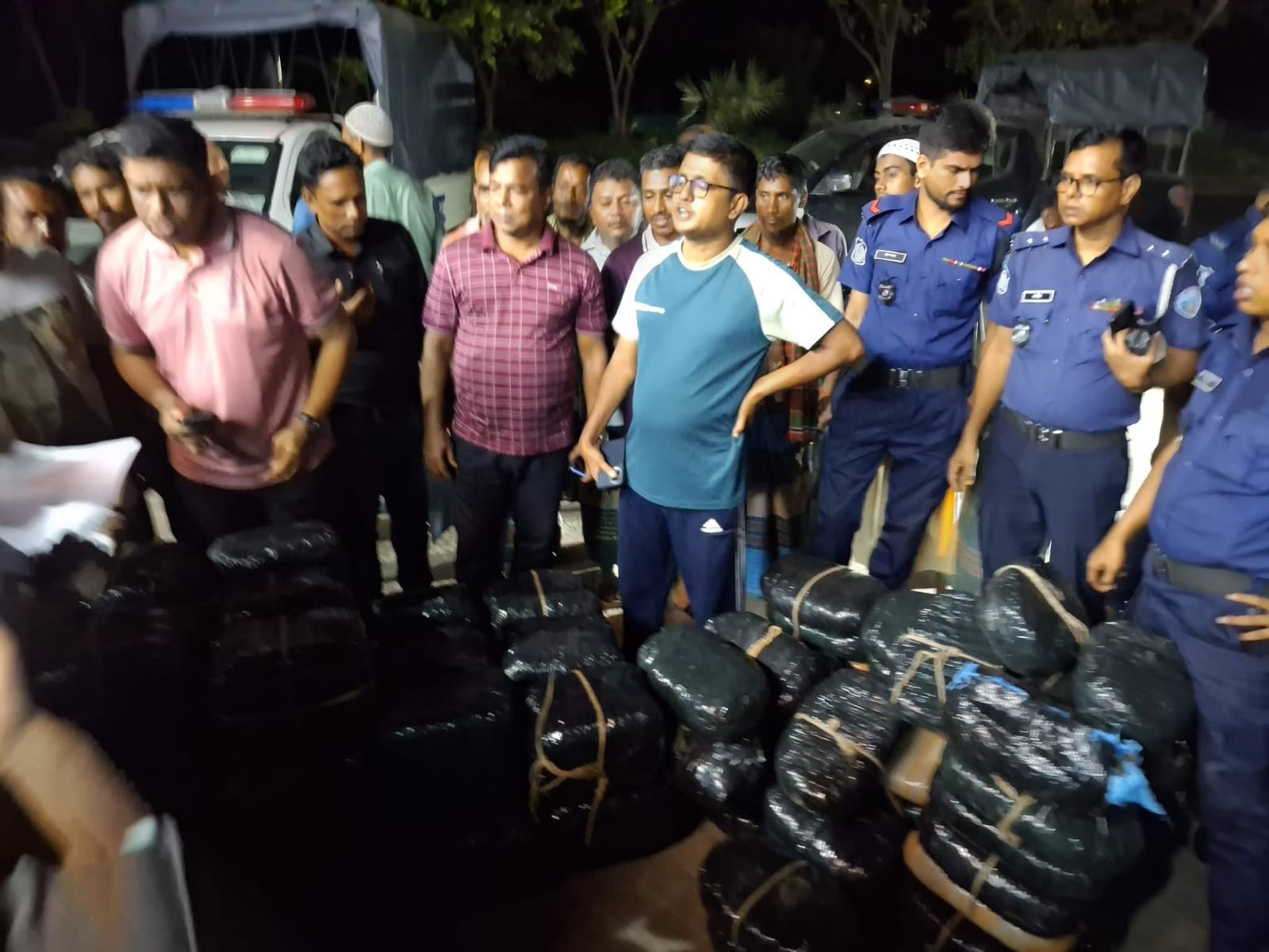 দাউদকান্দিতে মাইক্রোবাসভর্তি প্রায় এক কোটি টাকার মাদক উদ্ধার