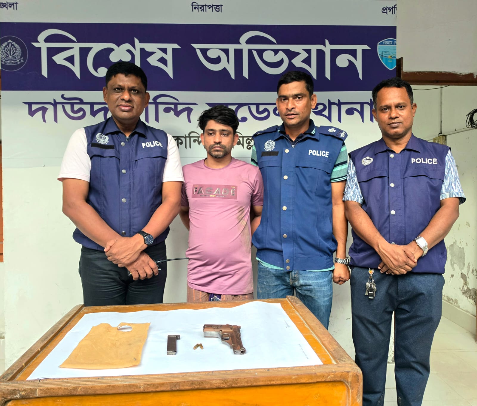 দাউদকান্দিতে বিদেশি পিস্তল, ম্যাগাজিন ও গুলিসহ ৪ মামলার আসামি গ্রেপ্তার