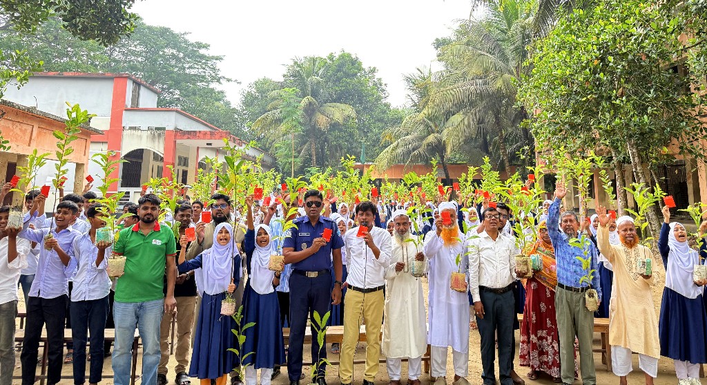 এক হাতে গাছের চারা, অন্য হাতে লাল কার্ড : মাদককে ‘না’ বলে দেশপ্রেমের শপথ শিক্ষার্থীদের