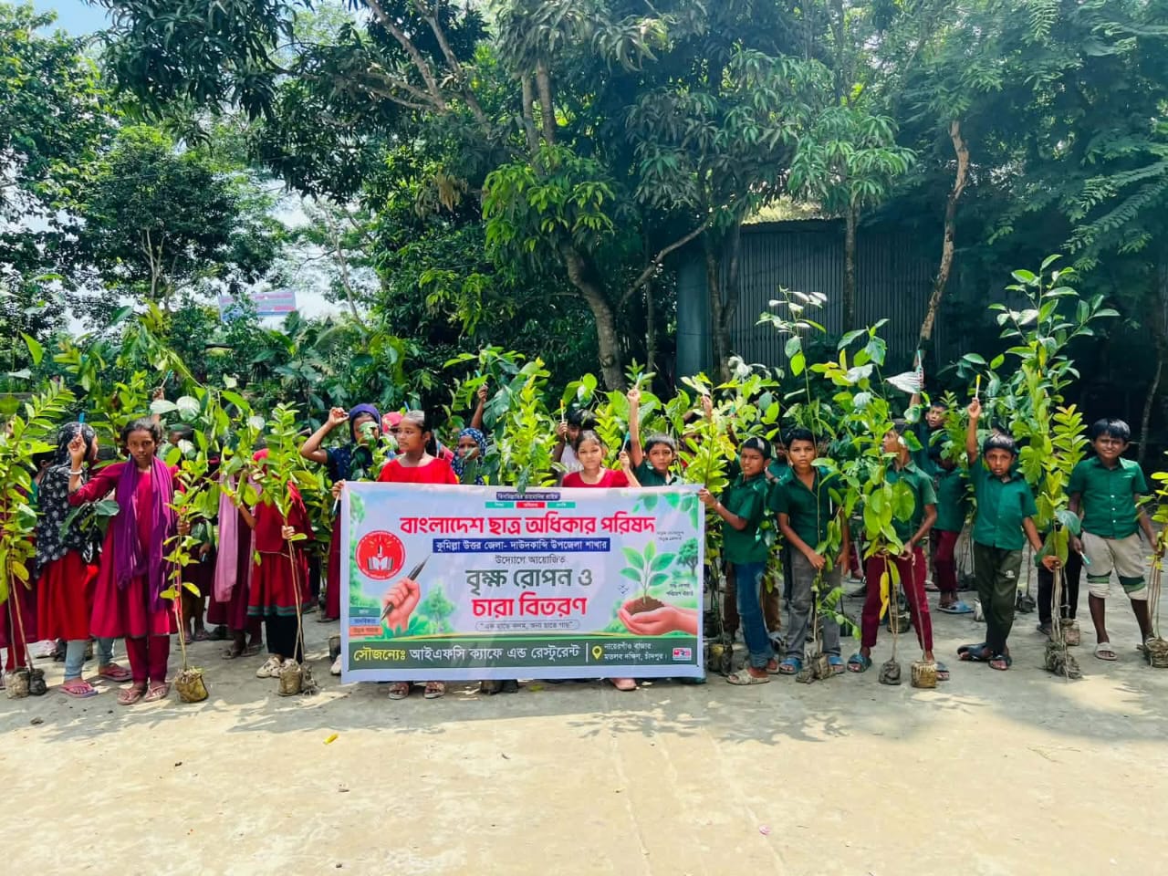 “এক হাতে কলম, অন্য হাতে গাছের চারা”—দাউদকান্দিতে ছাত্র অধিকার পরিষদের বৃক্ষরোপণ কর্মসূচি