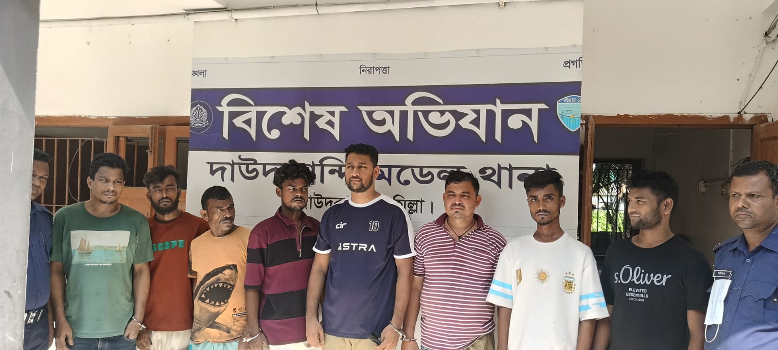দাউদকান্দিতে নিষিদ্ধ সংগঠনের দুই সদস্যসহ গ্রেপ্তার ৮